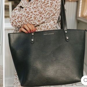 GO-GETTER TOTE BLACK - Black Vegan Leather